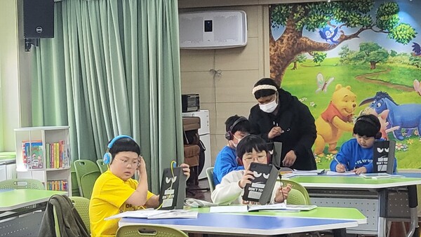 함양 서하초등학교 학생들이 ‘인공지능 펭톡 존’에서 교육 프로그램을 듣고 있다.