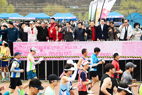 조규일 진주시장과 관계자들이 ‘2024 진주남강마라톤대회’ 참여자들을 응원하고 있다.