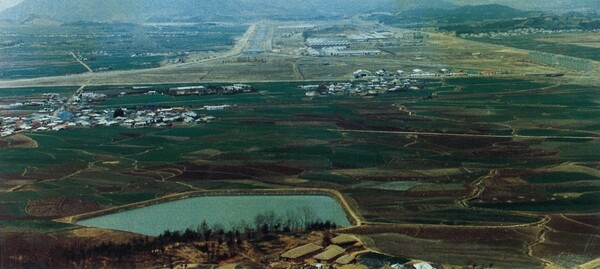 1976년 불모산에서 바라본 창원공단 조성 모습.