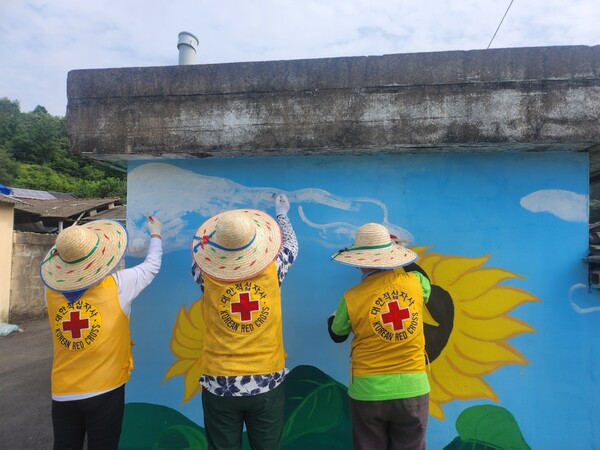 적십자봉사원과 RCY 단원들이 도내 마을 벽화그리기 봉사활동으로 하는 모습.